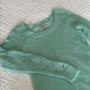 Crew neck delicate knit armed sweater